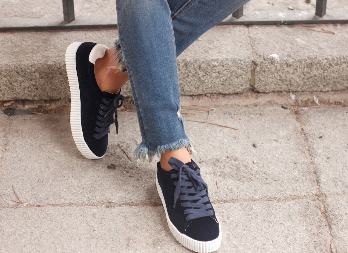 Green Parka Velvet sneakers uterqüe jeans fall rainy day outfit style fashion01