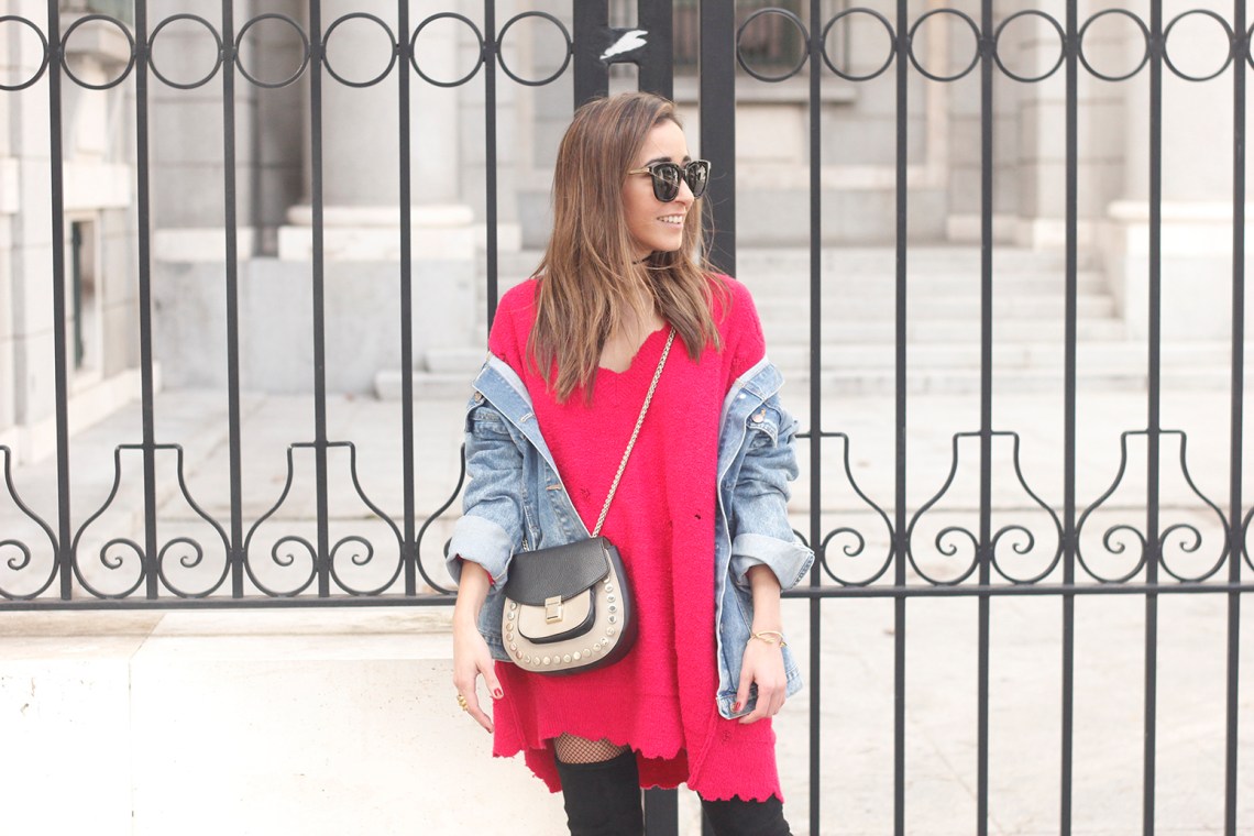 ripped sweater dress jersey rotos over the knee boots denim jacket uterqüe bag06