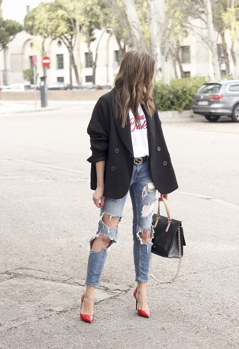 black blazer mango t-shirt heels purificación garcía bag accessories ripped jeans outfit style fashion03