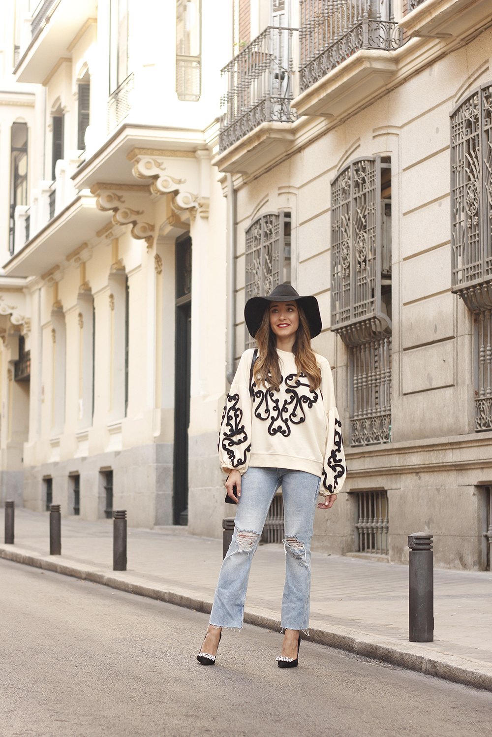 black and white sweatshirt ripped jeans black hat givenchy uterqüe jewel heels 04