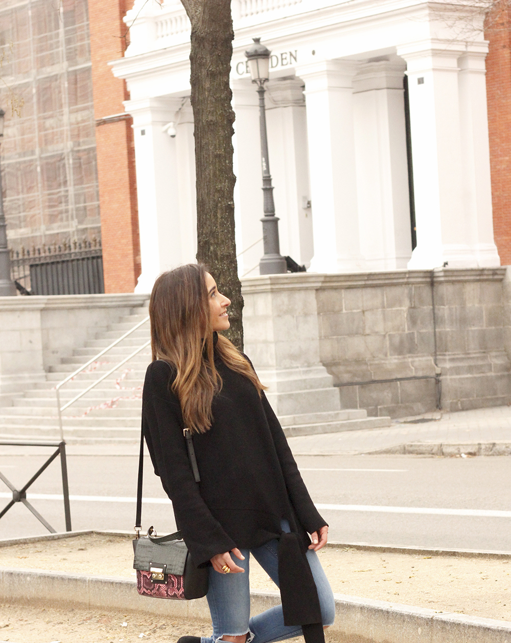 Black turtleneck sweater Uterqüe black ankle boots winter oufit 201803