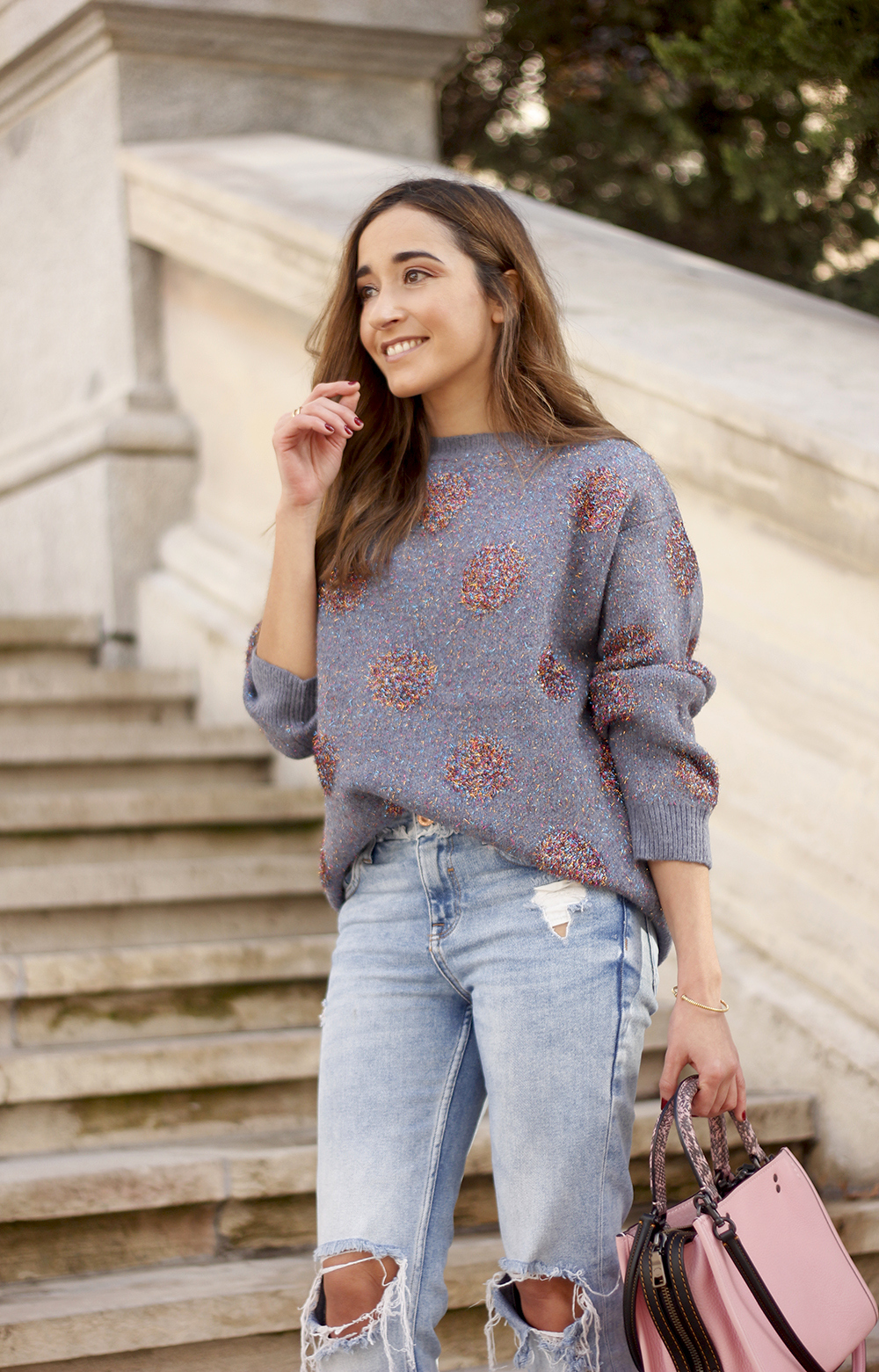 GRAY CHRISTMAS JERSEY ripped jeans pink coaach bag burgundy heels street style fall outfit 20187145