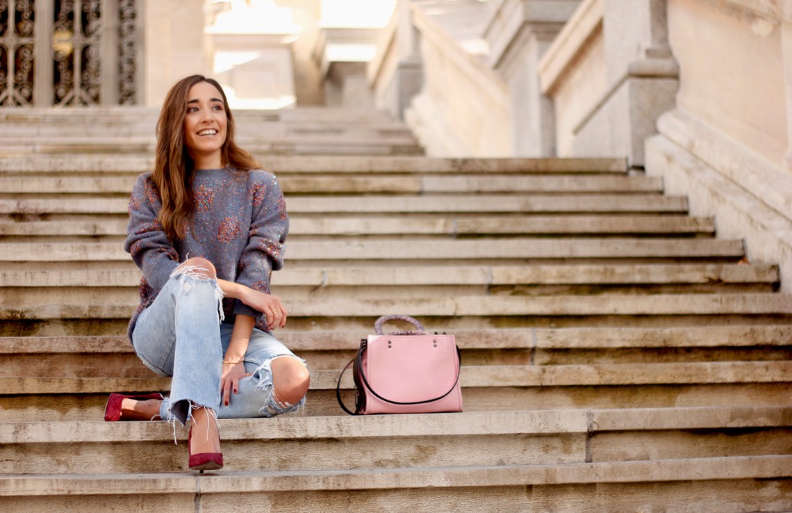 GRAY CHRISTMAS JERSEY ripped jeans pink coaach bag burgundy heels street style fall outfit 20187029