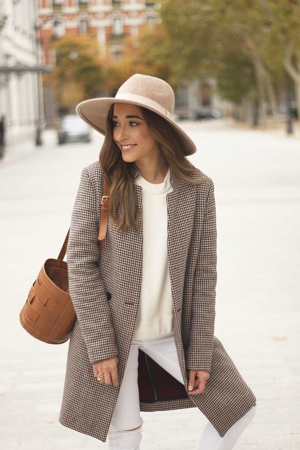 houndstooth coat beige coat white jeans converse street style fall outfit 20186628
