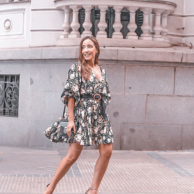 Me alucina el vuelo de la falda de este vestido. Pero no sólo eso también las mangas abullonadas y el detalle de la hebilla del cinturón con el que viene el vestido 😍
. . . 
#outfitinspiration #ootdinspiration #whatiworetoday #moda #outfitoftheday #outfitideas #wiw #outfitpost #streetfashion #trend #blogger #happy #instastyle #streetfashion #lookoftheday #lookbook #mylook #ootd #style #fall #