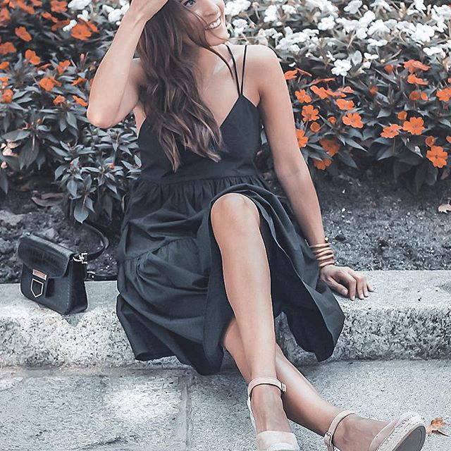 Hoy cambio el blanco, que ha sido el color que más he usado este verano, por el negro 🌺
. . . 
#ootdshare #tendencia #estilo #mylook #clothes #wiw #look #streetwear #stylish #lookbook #streetfashion #trend #lookoftheday #shoes #styleblogger #instastyle #outfitoftheday #fashiongram