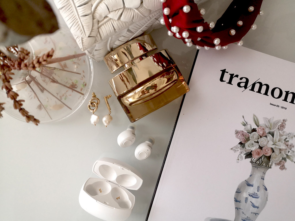 essentials for autumn beauty wireless headphones essential oils9