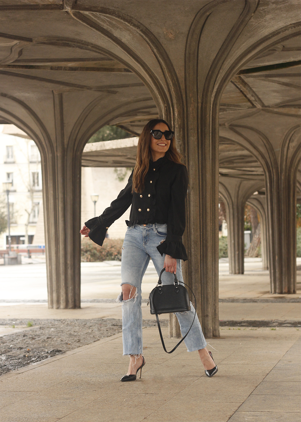 black blouse jeans louis vuitton street style outfit4