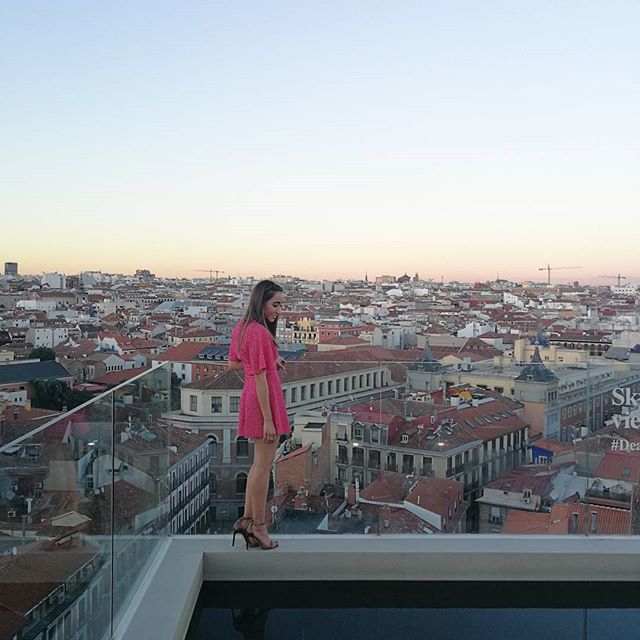 Buenas noches!!! No hay nada que me guste más que las terrazas en verano. Ayer estuve en la del Hotel Dear que tiene unas vistas espectaculares!! // Rooftop with great views!! #ootd #outfit #summer #happy #party #rooftops #madrid #terraza #girl #style #dearhotelmadrid