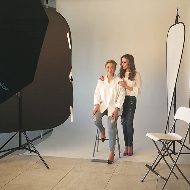 Buenas noches!! Hoy he estado haciendo una sesión de fotos muy especial con mi mami para @kerastase_official. Cuando me manden las fotos os las enseñaré, pero mientras os dejo con una del making off. En el stories también podéis ver más detalles del making off!! #kerastasespain #mamisitusupieras #fashion #style #beauty #ootd #outfit #jeans #whiteshirt #carolinaherrera #kerastase #spring