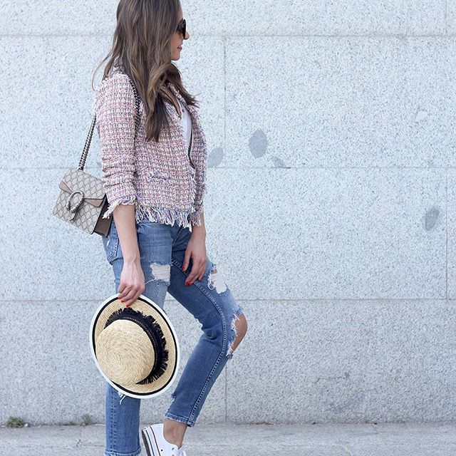Buenas noches!!! En el blog hay nuevo post con un Look Súper casual con una preciosa chaqueta tweed!! // New post on the blog!! #ootd #outfit #outfitoftheday #converse #gucci #tweed #rippedjeans #lookoftheday #girl #brunette #bestoftheday #wiw #spring