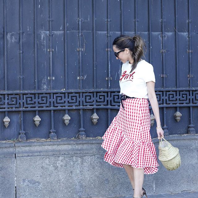 Buenas noches!!! Mientras estoy de terracitas os dejo con una foto de mi último look con una falda asimétrica con escote Vichy. Toda la info en la bio!! //Don't miss the last post on the blog!! #ootd #outfit #tomford #heels #girl #whatiwore #skirt #fashion #style