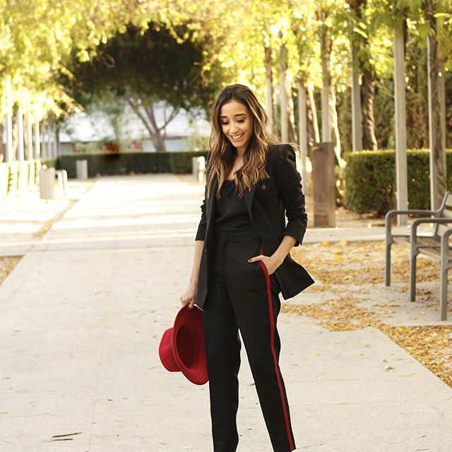 He caído en la tendencia de los pantalones de aire deportivo!! Qué os parece como los combiné?? Tenéis todos los detalles en la bio!! //New post on the blog!! #ootd #outfit #outfitoftheday #heels #uterqüe #girl #fashion #style #trackpants #tendencias2017 #tendencias #inspo #getinspired #inspiration #blogger #lookoftheday #whatiwore #streetstyle #getthelook