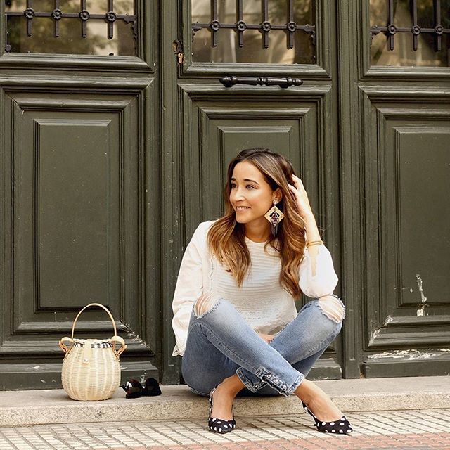 Feliz Viernes!!!! Mis nuevos zapatitos de lunares me alegran el día sólo con mirarlos, son monísimos!! Todos los detalles en del look en la bio!! // New post on the blog!! #ootd #outfit #outfitoftheday #rippedjeans #girl #zara #polkadots #kittenheels #uterqüe #céline #fashion #style