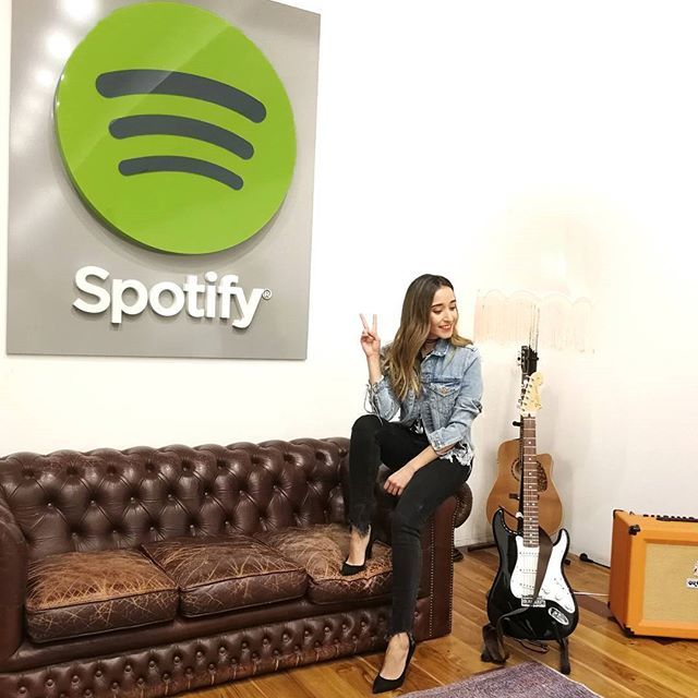 Buenas noches!!! Me lo he pasado bomba en el conciertazo que ha organizado hoy @elcorteingles para celebrar los 8 días de oro!! #8do #elcorteingles #concierto #spotify #music #ootd #outfit #outfitoftheday #heels #uterqüe #girl #fashion #style #denim #fashiondiaries #whatiwore #fashion #inspo #getinspired #inspiration