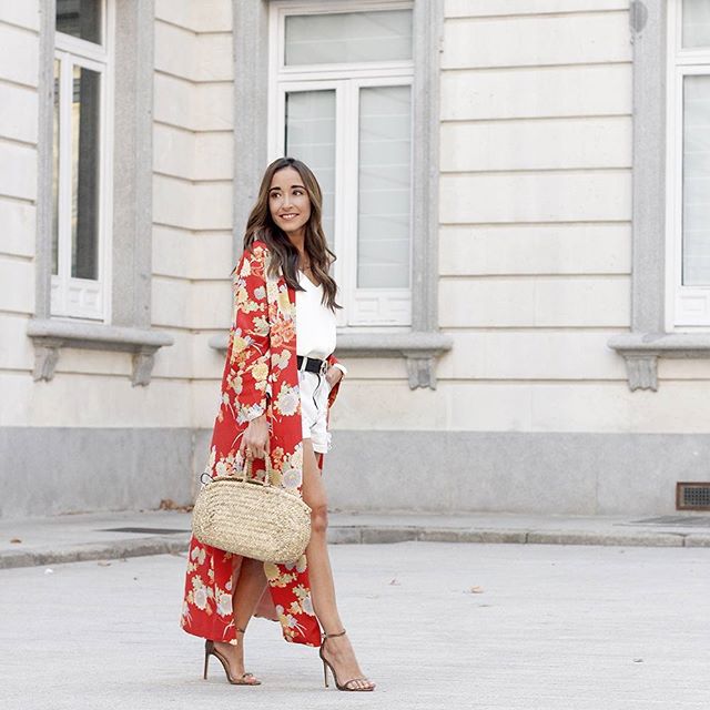 Buenas noches!! Hoy os enseño el look que escogí para una cena con amigas en @santarcangelo2. Cenamos Súper bien, estaba todo riquísimo. Sin duda es de los mejores italianos que he probado en Madrid! Todos los detalles del look en la bio!! // New post on the blog!! #ootd#outfit #outfitoftheday #summer #zara #gucci #girl #kimono #style #fashion #fashiondiaries #denimshorts #heels #whatiwore #