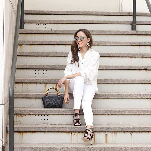 Qué ganas tenía ya de Finde!! Hoy os dejo con un look total white en el blog, en este caso son los accesorios los que le dan un toque especial! //New visual story on the blog!! #ootd #outfit #outfitoftheday #heels #uterqüe #celine #zara #rippedjeans #heels #xlearrings #girl #whiteoutfit #whatiwore #friday #summer