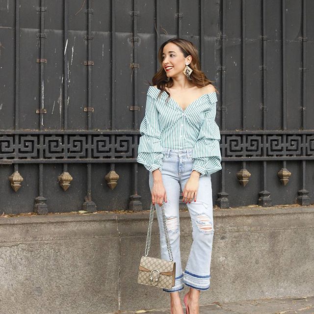 Espero que estéis teniendo un Lunes genial!!! Me chifla está camisa por sus mangas abullonadas y por su cuello desbocado. Podéis ver mejor todos los detalles del look haciendo click en la BIO!! //New visual story on the blog!! #ootd #outfit #outfitoftheday #ruffles #heels #croppedjeans #rippedjeans #gucci #uterqüe #style #fashion