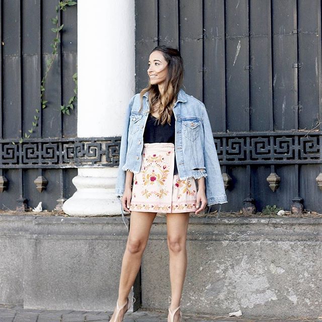 Buenas noches!!! No me puedo creer que todavía no hubiese estrenado esta falda con lo monísima que es!! //New post on the blog!! #ootd#outfit #outfitoftheday #summer #girl #style #fashion #whatiwore #fashiondiaries #zara #heels #skirt #denimjacket