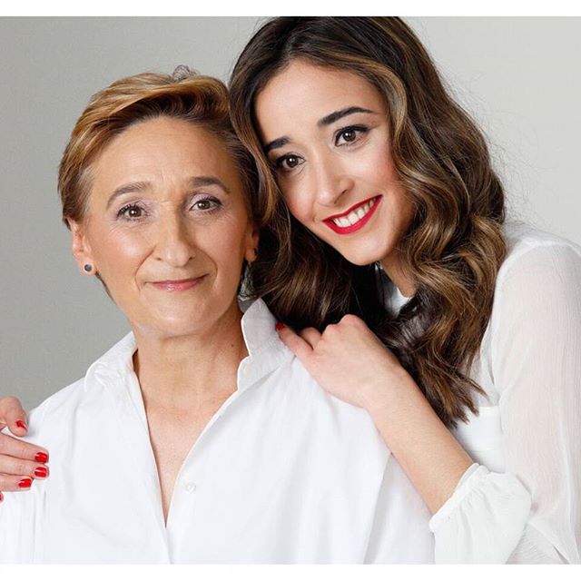 Muchísimas felicidades mami!! Muchísimas gracias por estar siempre a mi lado y apoyarme en todo 😍 Hoy no podía haber tenido un día mejor , esta mañana he estado corriendo en la carrera de la mujer. Me ha encantado la experiencia y después he pasado el día entero con mami. Hace unos días os enseñaba el making off de una sesión de fotos que hicimos con @kerastase_official, y este es el resultado!! Estamos encantadas con la foto!! #kerastasespain #mamisitusupieras #fashion #style #beauty #ootd #outfit #jeans #whiteshirt #carolinaherrera #kerastase #spring