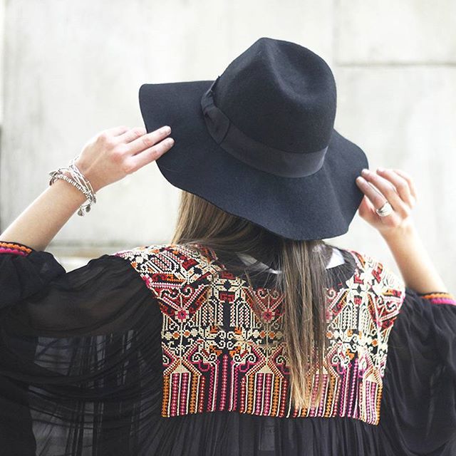 No te pierdas el último post del blog/ Don't miss the last post on the  blog!! #ootd #outfit #outfitoftheday #hat #accessories #alexandani #embroidered #kimono #accessories #bracelets #picoftheday #photooftheday #igers #instastyle #instafashion #instamood #spring