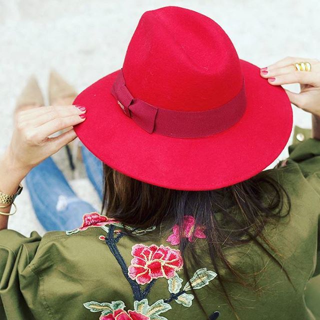 Mis accesorios del último look!  Cómo me gusta este sombrero rojo! / The accessories from my last look!  #ootd #outfit #influencersquad #influencer #girl #brunette #me #bestoftheday #instacool #instagood #cute #fashion #style #hat #red #parka #autumn #instafashion #instastyle #instamood #heels #sunday