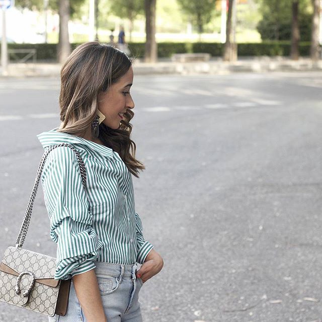 Buenas noches!! Ya estoy volviendo a casita de la fiesta que ha organizado esta noche @kikomilano junto con @voguespain para celebrar su 20 aniversario. Podéis ver lo bien que me lo he pasado en mis stories! //Don't miss the last post on the blog!! #ootd #outfit #outfitoftheday #ruffles #heels #rippedjeans #gucci #zara #uterqüe #style #fashion #kiko20thanniversary #kikobyarthurarbesser