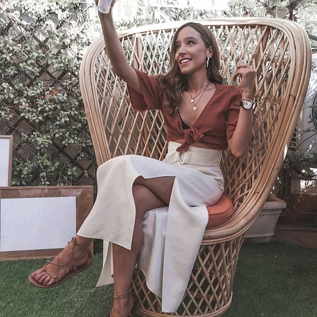 *CONSIGUE GRATIS UN Fix+ DE MAC Y UN TRATAMIENTO DE 15 MIN*//* GET A MAC Fix+ FOR FREE AND A 15MIN TREATMENT * 
En verano con el calor se me reseca muchísimo la piel por eso ya siempre llevo en el bolso un Fix+ de @maccosmetics_es . Esta bruma es una maravilla hidrata la piel y refresca muchísimo. Siempre lo uso después de maquillarme porque además de fijar el maquillaje aporta luminosidad. 
Lo mejor es que hasta el 31 de Julio @maccosmetics_es está regalando muestras de este bestseller de la firma hasta agotar existencias y un tratamiento de 15 min. Para conseguirlo simplemente tenéis que hacer click en el link de la bio y os aparecerá toda la información para conseguir vuestra muestra gratis y el tratamiento al participar en MAC STORE. 
In summer with the heat, my skin dries up a lot, that's why I always carry a Fix+ from @maccosmetics in my bag. This wonderful mist moisturizes the skin and refreshes it a lot. I always use it after doing my makeup because in addition to fixing the makeup it adds luminosity. 
The best thing is that until July 31 @maccosmetics is giving away samples of this bestseller while supplies last and a 15 min treatment . To get it you simply have to click on the link on the bio and there you can find all of the information for getting the Fix+ sample and the treatment at participating MAC STORES. .
.
.
#maccosmetics #mac #beauty #makeup #fixyoursummer #makeuplover #instabeauty #cosmetics #makeupaddict #makeuplover #skincare #wiw #outfitoftheday