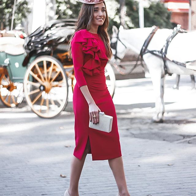 El Sábado estuve en una boda en Sevilla, nos lo pasamos genial y fue Súper bonita. Para asistir opté por un total Look de @lamasmonasocial con un vestido fucsia Midi con volantes y un precioso tocado en color maquillaje. Todos los detalles en la bio!! //Don't miss the last post on the blog!! #whatiwore #streetstyle #ootdinspiration #streetlook #getinspired #getthelook #fashioninspo #styleinspiration #invitadadeboda #outfit #weddingoutfit #boda