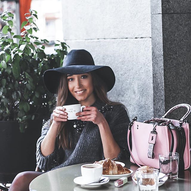 Los mejores días empiezan con un café y un croissant 🥐! Madre mía, no me puedo creer que mañana vayamos a despedir ya al 2018,se me ha pasado volando!! //Don't miss the last post on the blog!! #whatiwore #streetstyle #ootdinspiration #streetlook #getinspired #getthelook #fashioninspo #styleinspiration #lookoftheday #breakfast #croissant #pink #outfitoftheday #outfitinspiration #streetweardaily #fashionblogger #ootd #outfit #fashioninspo