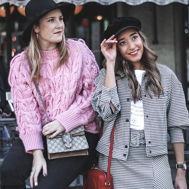 FRIENDS 🤩 Todos los detalles del último Look en la bio!! //Don't miss the last post on the!! #autumnoutfit #autumnstyle #outfitstyle #casualwear #streetweardaily #streetstyleinspirations #falloutfit #streetstyleluxe #casualoutfit #getthelook #outfitshare #ootdinspiration #outfitstyle #friends #whatiwore #fashioninspo #girl #styleinspiration