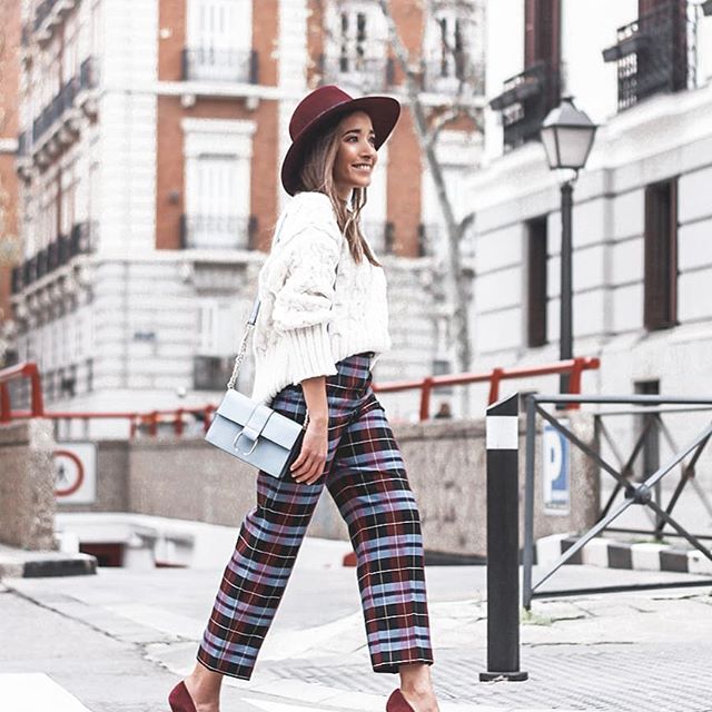 Llevo unos días que no paro de comer con tantas celebraciones. Hace unos días fui a cenar con unas amigas a @ninja_ramen y nos encantó, estaba todo buenísimo en especial el yaki soba.
Este look que os enseño fue el que escogí para esta cena. Creo que son los primeros pantalones de cuadros que tengo y es que me parecieron preciosos 😍//Don't miss the last post on the blog!! #ninjaramen #whatiwore #streetstyle #ootdinspiration #streetlook #getinspired #getthelook #fashioninspo #styleinspiration #lookoftheday #outfitstyle #outfitoftheday #lookoftheday #fashionblogger #streetstyleweardaily #streetwear #casualoutfit