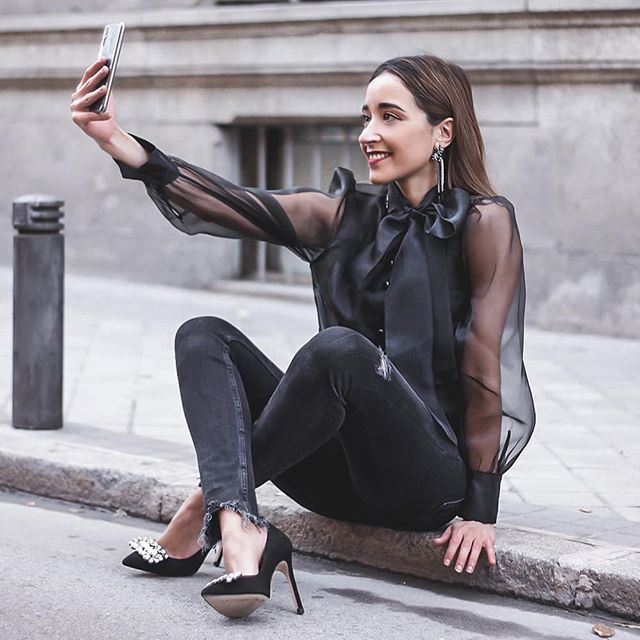 Este año he tenido que ser muy buena! Los Reyes Magos de @huaweimobileesp se han pasado antes y me han dejado el #huaweip20! Estoy alucinada con esta pasada de móvil. Hace unas fotos increíbles, la definición de la pantalla es brutal y el diseño precioso. Estoy encantada con él 😍 #Huawei #smartphone #techy #whatiwore #streetstyle #ootdinspiration #streetlook #getinspired #getthelook #fashioninspo #styleinspiration #lookoftheday #ootd #streetstyle #streetstyleinspirations #bloggerstyle #girl #outfitinspiration