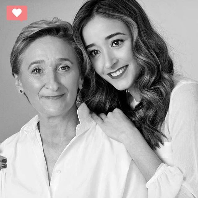 My first influencer, mi madre! Desde pequeña me ha encantado ver como mi mami se arreglaba. Me quedaba ensimismada viendo como se maquillaba. Años más tarde la robaba el maquillaje y la ropa (sobretodo sus bolsos) Usaba sus perfumes, me echaba la bronca pero en el fondo la hacía gracia. 
Mí mami es súper elegante. Creo que nunca llegaré a ser como ella pero lo intentaré. Siempre huele genial, siempre me han gustado sus perfumes y hay algunos que uso por ella. Gracias por inculcarme la importancia de cuidarme la piel, de desmaquillarme bien y usar buenas cremas. Si ahora tengo la piel bien es gracias a todos tus consejos.
Pero su mejor tip de belleza ha sido siempre ir con una sonrisa en la cara.
En fin mamá, no sé que haría sin tí. 
Hazle un un regalazo a tu mami con @douglascosmetics_es, ya que puedes ganar una tarjeta regalo para ella y otra para ti de 100€ subiendo un story con una foto con tu madre y el hashtag #My1stInfluencer, menciona y sigue a @douglascosmetics_es (Habrá5 ganadoras)
#douglas #beauty #mum
#mummy
