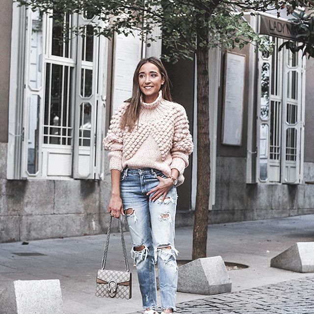 Qué ganas tenía de estrenar mis nuevas zapatillas de @filaeurope, bueno el jersey también es una monada 💗. Este modelo de zapatillas es exclusivo de las tiendas @sprinter_es y lo podéis encontrar tanto en su web como en tienda //New post on the blog!! #whatiwore #streetstyle #ootdinspiration #streetlook #getinspired #getthelook #fashioninspo #styleinspiration #lookoftheday #sneakers #gucci #bloggerstyle #falloutfit #outfitoftheday #streetweardaily #casualoutfit