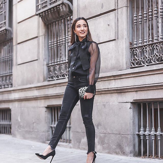 Esta blusa me parece brutal y para looks festivos para estas fechas es genial!! Todos los detalles en la bio!! //Don't miss the last post on the blog!! #whatiwore #streetstyle #ootdinspiration #streetlook #getinspired #getthelook #fashioninspo #styleinspiration #lookoftheday #inspiration #girl #blogger #outfitinspiration #outfitoftheday #ootd #xmas #christmas