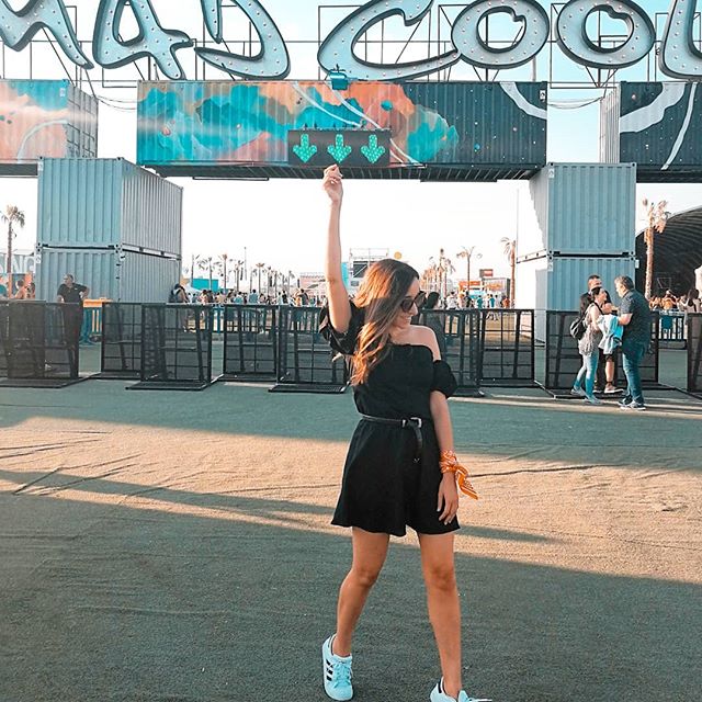 Estoy en el @madcoolfestival
!!! 💃🏻💃🏻No sabéis las ganas que tenía de venir y mañana vuelvo🎉🎉 (es la foto que conseguido en la que salía menos gente porque esto está hasta arriba!! Muchísimas gracias #GilletteXMadcool y #VenusXMadcool por haber contado con nosotros para venir!! #ootd #madcool #summer #whatiwore #outfitoftheday #streetstyle #lifestyle #streetlook #summerfestivals