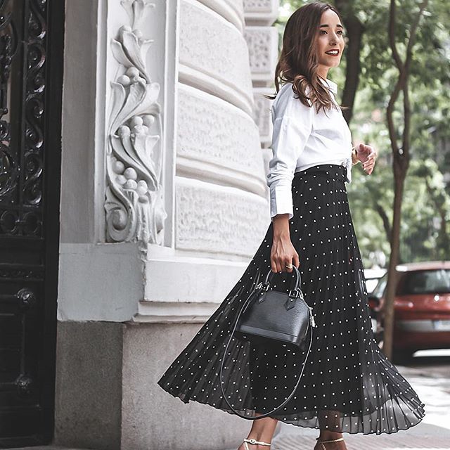 Obsessed with dots !! Me encanta esta falda, es tan bonita y tiene un vuelo precioso. Es espectacular!! @uterqueofficial
. . . 
#outfitinspiration #styleinspiration #streetstyleinspiration #ootdinspiration #outfitstyle #outfitideas #outfitoftheday