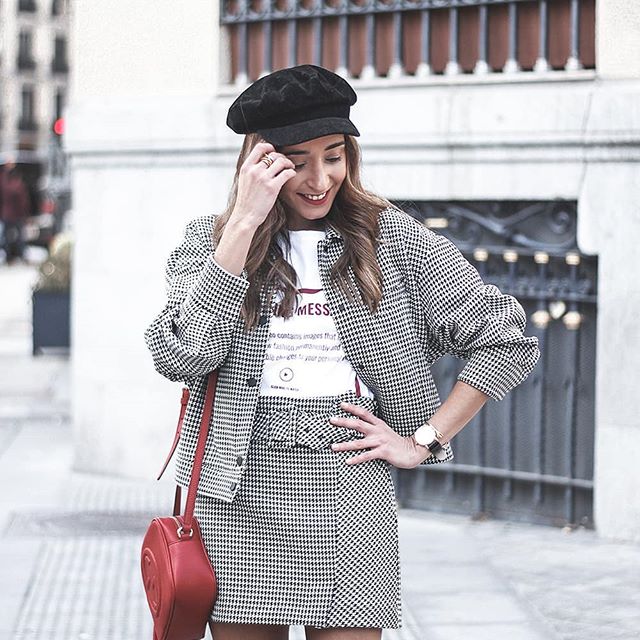 Esta temporada me encantan los trajes de falda ⚪⚫//Don't miss the last post on the blog!! #whatiwore #streetstyle #ootdinspiration #streetlook #getinspired #getthelook #fashioninspo #styleinspiration #lookoftheday #falloutfit #outfitshare #streetstyleweardaily #casualwear #bloggerstyle #girl #autumn #fashioninspo #streetstyleluxe