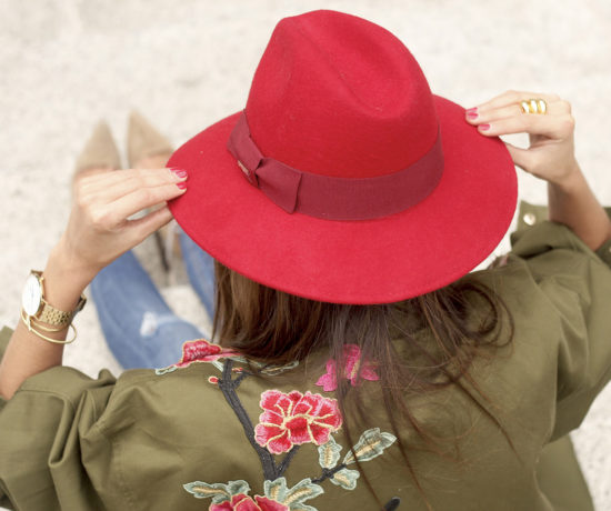 green-parka-jeans-nude-heels-red-uterqu%cc%88e-hat-style-fashion20