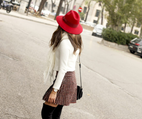 tweer-skirt-over-the-knee-boots-uterqu%cc%88e-red-hat-scarf-accessories-outfit-style12